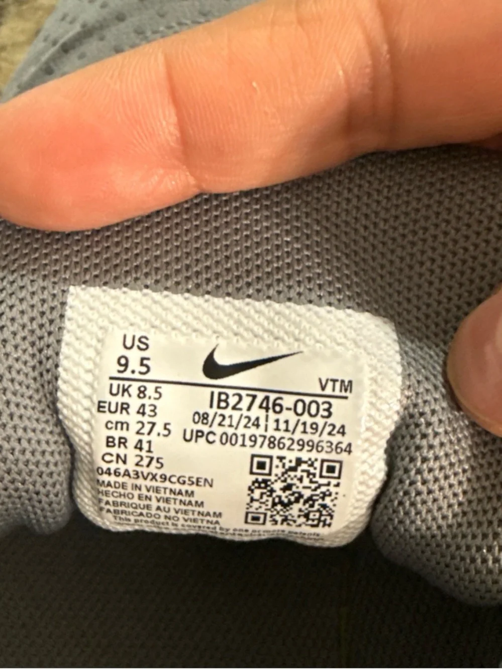 Nike Men’s Light Gray Athletic Sneakers with White Swoosh